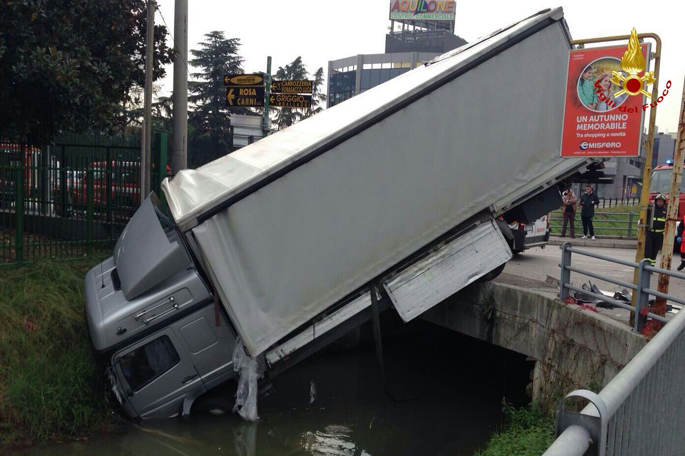 INCIDENTE A CAMPOSAMPIERO: CAMION FINISCE GIÙ DAL PONTICELLO